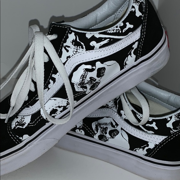 black and white skull vans